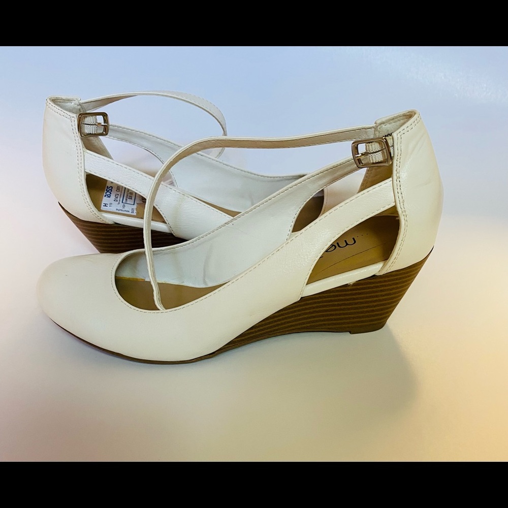 I’m selling these cute closed toed wedge baby doll shoes.